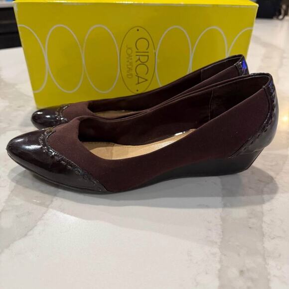 Circa Joan & David Wedge Pumps Womens 7.5M Wing Tip Brown Patent Leather Stretch - Picture 3 of 8